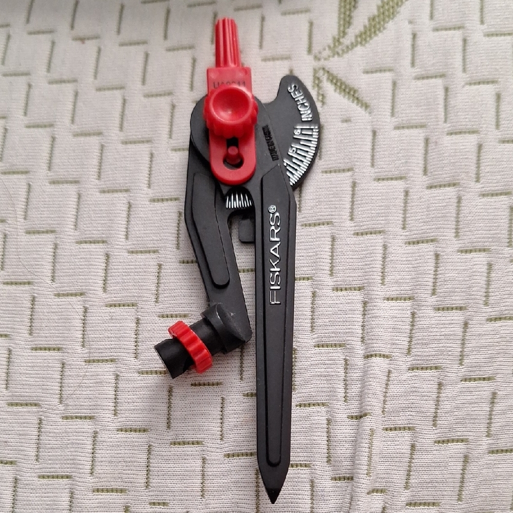 💥Fiskars Black and Red Compass